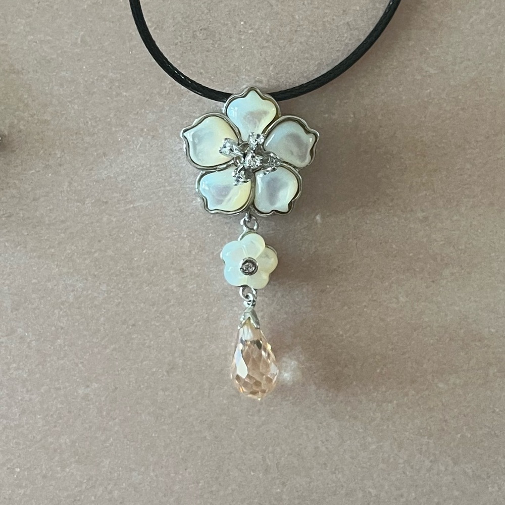 Mother of Pearl Flower Pendant Necklace with Crystal Drop